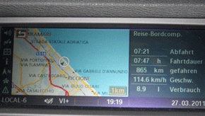 die anzeige des navigationsgeraetes.