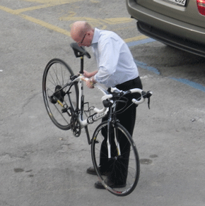 rudi beim hardware testen.
