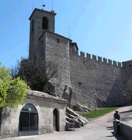 ein wehrturm in san marino
