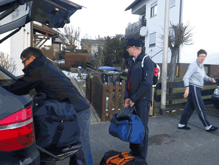 das auto wird beladen