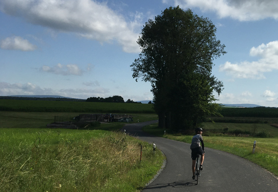 auf schmalen wegen richtung fichtelgebirge.